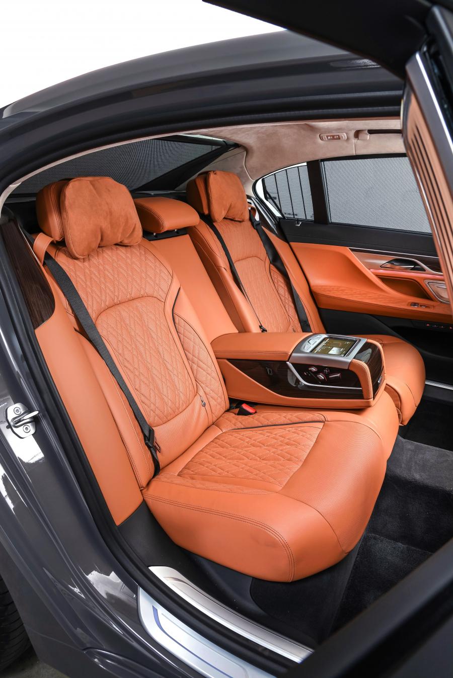 Интерьер BMW 750Li xDrive (G12) 2019 года  (ZA) (фото 22 из 40)